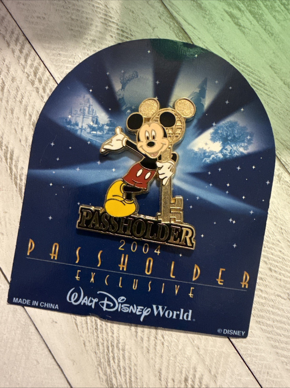 NEW ON CARD! Disney Parks 2004 Mickey Mouse Passholder Pin!