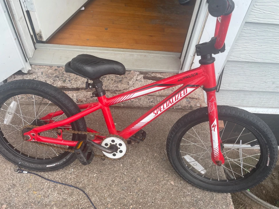 Bicicleta de 16 pulgadas A Red and White Specialized Hotrock Kids usada Foto 2 de 2