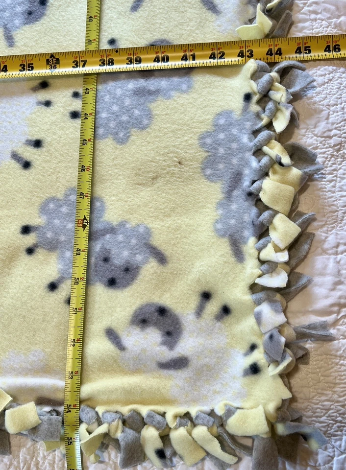 Manta hecha a mano amarilla gris polar nudo corbata cordero suave doble capa 44" x 55" Foto 3 de 4