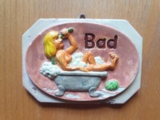 Tür Schild BAD Gips 12 x 8,6 cm - Handarbeit bemalt - Aufhänger-Öse - Frau nackt
