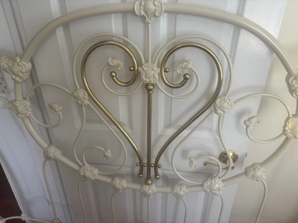 Cabecero de latón y acero Foto 2 de 3