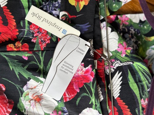SPANNER inspirierter Stil kurze Hose schwarz Blumenmuster Größe 14 schmal neu mit Etikett - Bild 4 von 9