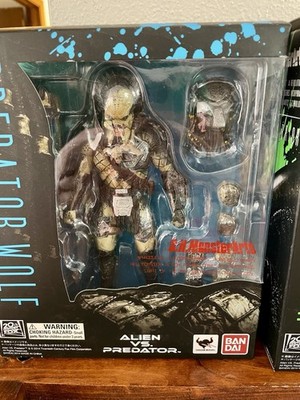 S.H. Monster Arts Predator Wolf Alien Vs Predator Bandai Figure US Seller