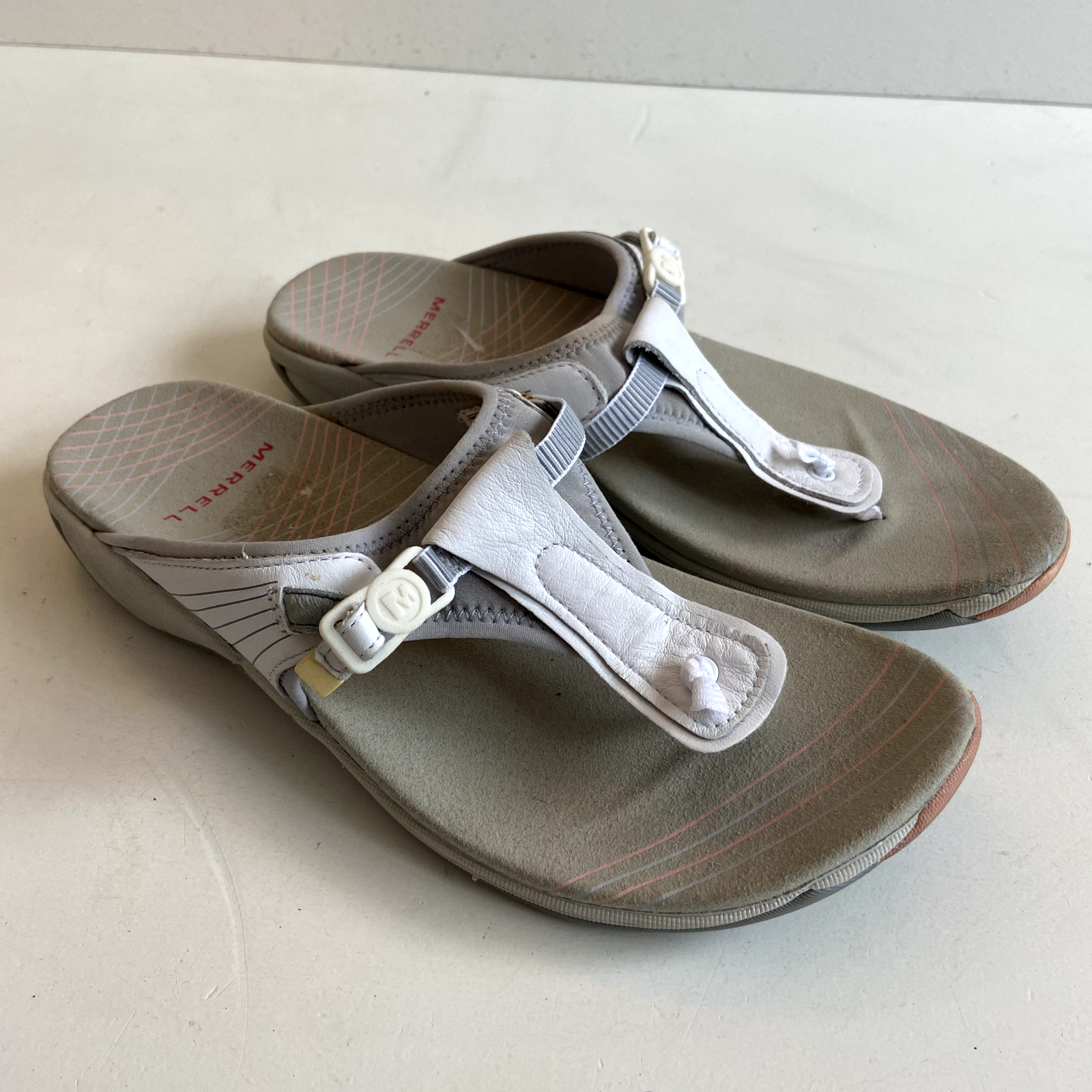 Sandalo Merrell Pansy da donna grigio taglia 9 bianco pelle infradito perizoma comodo piatto