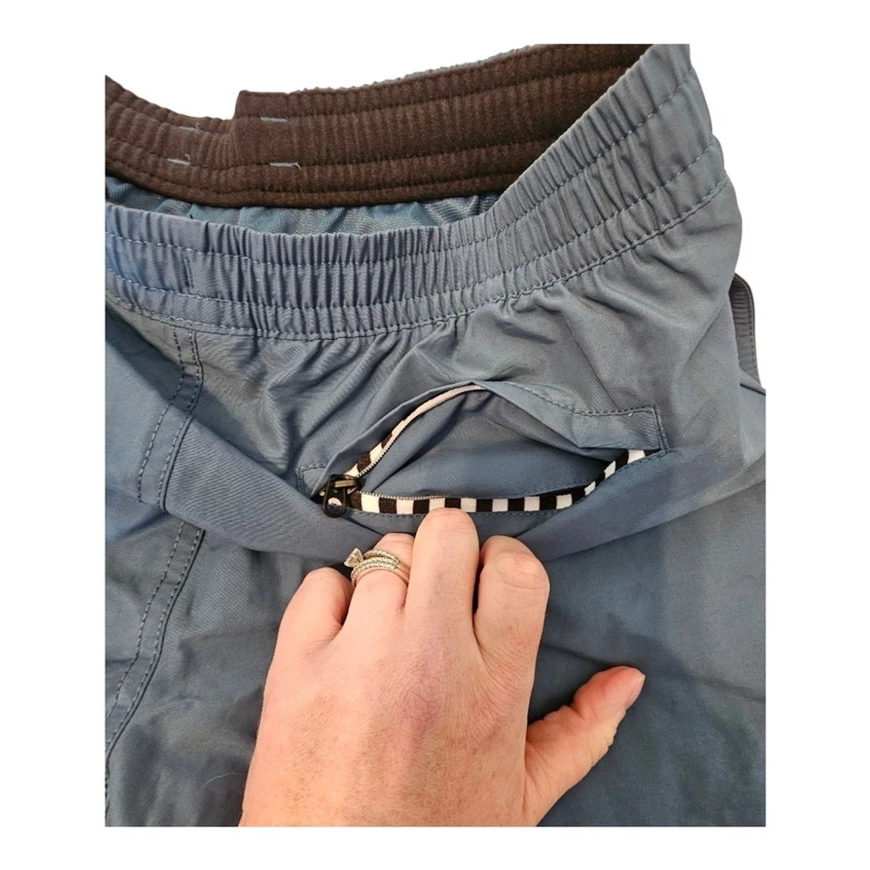 SHORTS KIDS VANS NOVOS COM ETIQUETAS. TAMANHO XL. ACIMA DO JOELHO. - Imagem 3 de 4