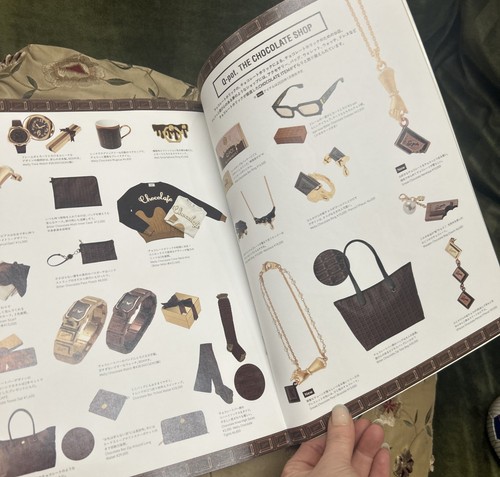 Q-Pot Winter 2019 Chocolate Collection Look Book With Shoulder Bag Japan Rare - Afbeelding 8 van 9