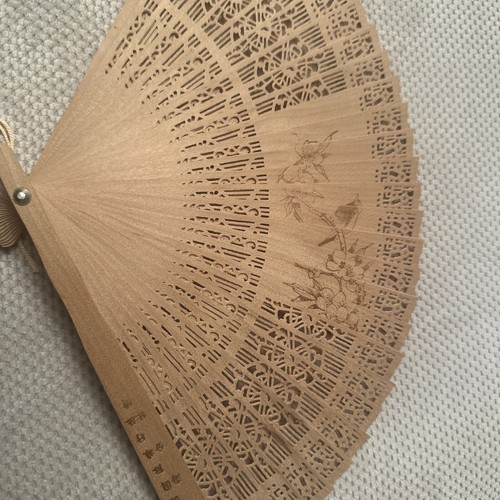 Ventilatore pieghevole vintage in legno tenuto a mano made in Shanghai. - Foto 11 di 11