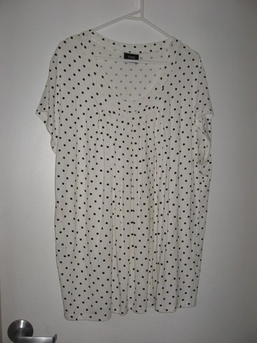 SARA WHITE WITH BLACK POLKA DOT SHORT SLEEVE TOP WITH PLEAT DETAIL SIZE 3XL