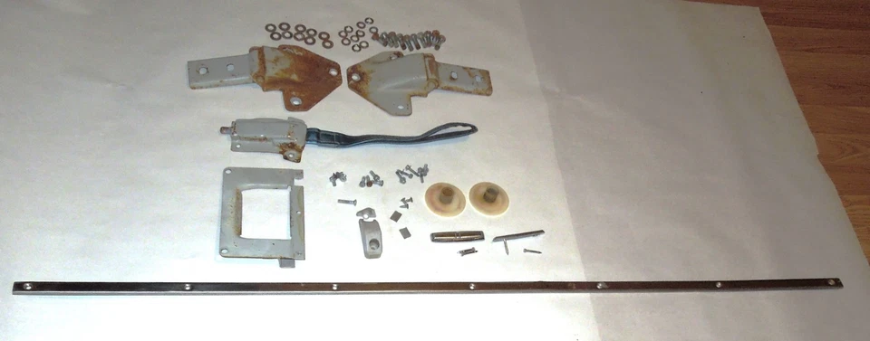 69 70 71 Datsun 510 Vagón Asiento Trasero Herrajes Lote OEM Piezas Traseras Pestillo Insignias Foto 4 de 4