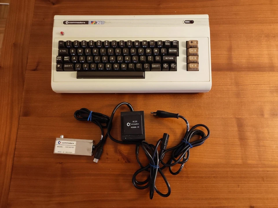 Commodore VC20 (Seriennr. WG A 28674) mit Netzteil und TV-Modulator (PAL)