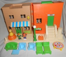 Vintage Playskool Sesame Street Playset Building And PVC Figure Lot CBS Toys