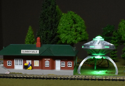 UFOジオラマ　エリア51 UFOジオラマ エリア51 Amazon.com: Round 2 Area 51 UFO : Arts
