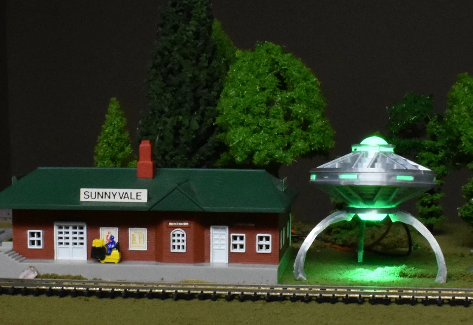 N Scale AREA 51 SpaceShip UFO Flying Saucer LED Green Orb Beam & Landing Gear - Image 2 of 4