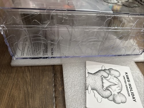 ✅KAWS HOLIDAY UK Vinyl Figur Braun BRANDNEU Versiegelt. Sofort versandfertig✅ - Bild 3 von 6