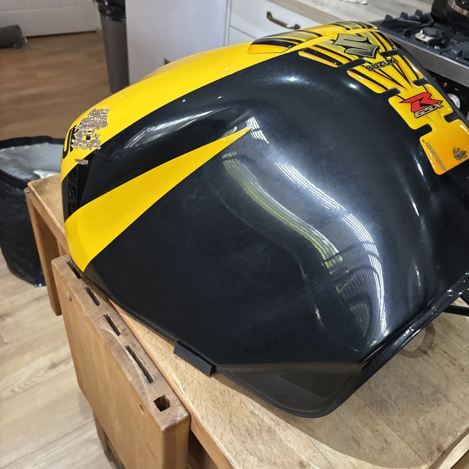 Suzuki GSXR 750 Fuel Tank Petrol 2001 2002 K1 K2 GSXR750 Yellow Black  - Image 2 of 4