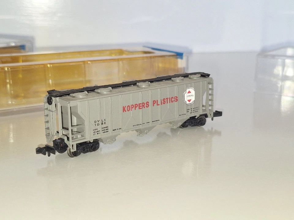 Bachmann N Scale 73893 Koppers Plastic 3 Bay Hoppers x 2. As New, Used Cond. Box - Image 4 of 4