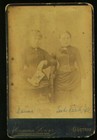 F0030; 2 kobiety. Stare duze oryginalne zdjecie na kartoniku z okolo 1900 roku. 