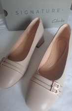 Clarks Signature Leather Court Shoes in Sand Colour Brand New in Box rrp £85