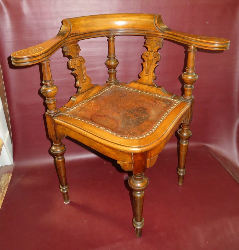 Antigua silla con brazo esquinero de roble inglés de 32,75" con asiento de cuero mecanizado a mano c. 1890 Foto 2 de 4
