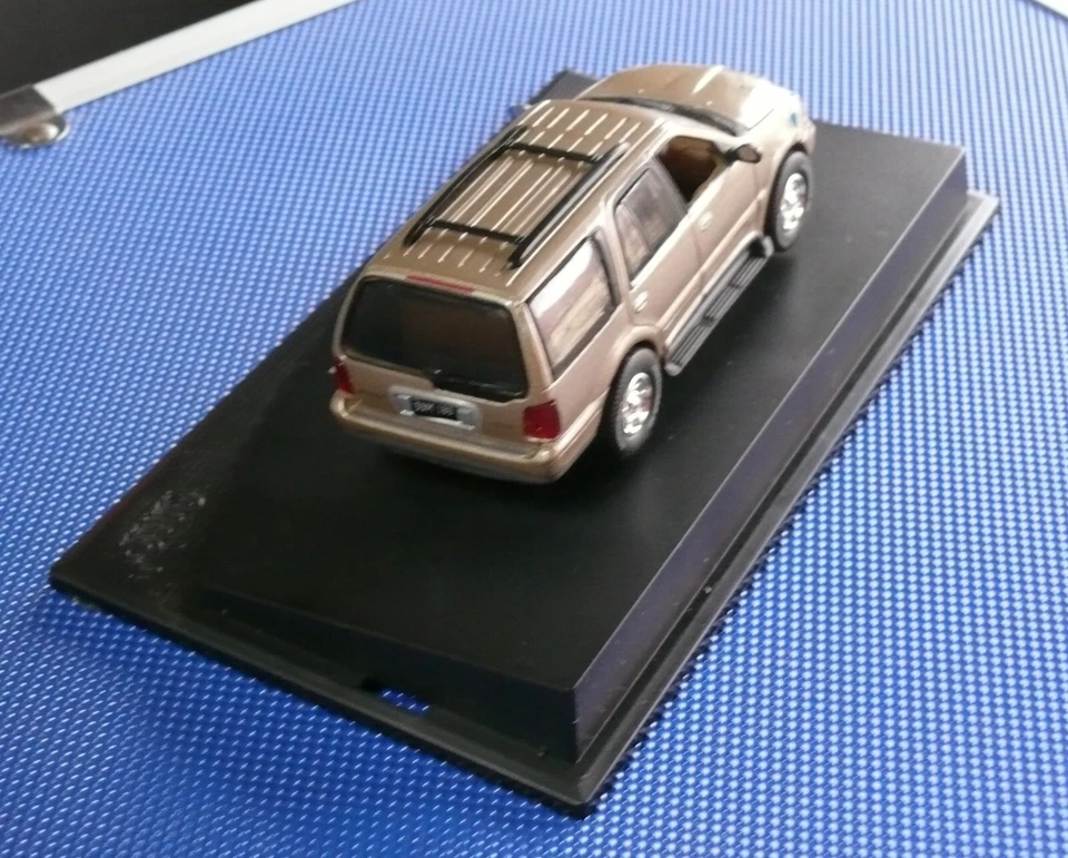 1/43ème LINCOLN NAVIGATOR SUV - OR METAL +- ANSON Référence 80803 - Photo 3/4