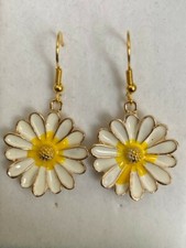 Cute New Yellow Gold Plated Enamel Daisy Flower Charm Hook Dangle Earrings I