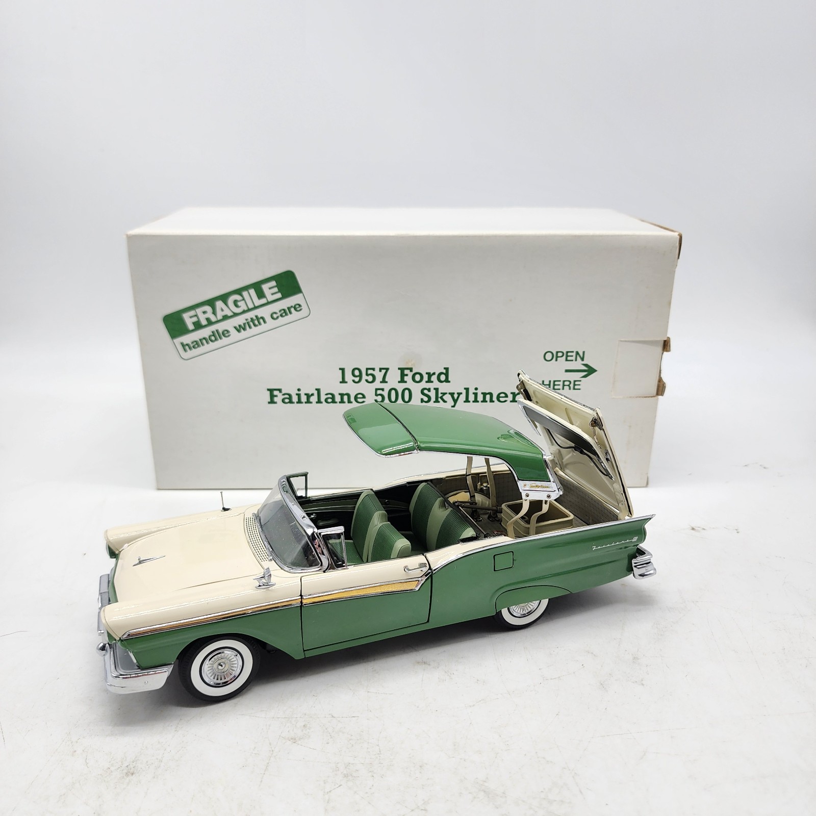 Danbury Mint 1:24 1957 Ford Fairlane 500 Skyliner Retractable Top Diecast w/ Box