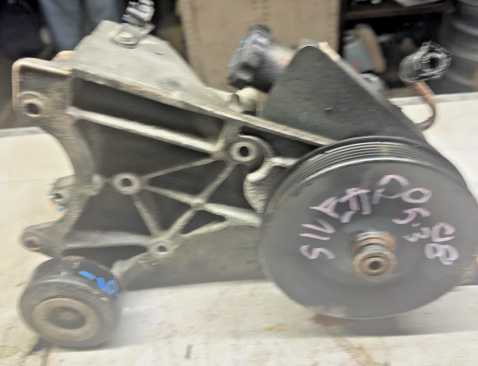 07-13 SILVERADO SIERRA 1500 Power Steering Pump Motor Bracket Reservoir Assembly - Imagem 2 de 4