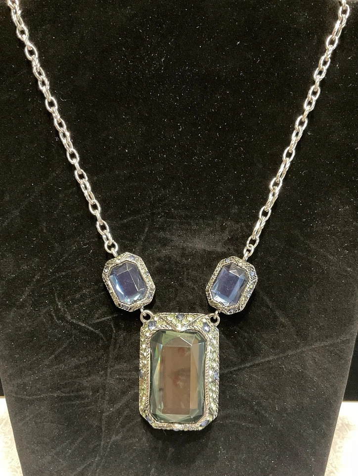 Cadena tono plata Chico’s con collar de gemas verdes y azules #1085 Foto 2 de 4