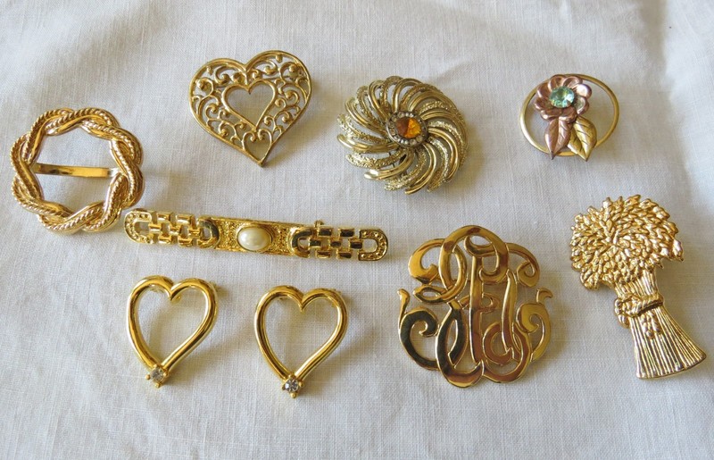 Lot of 8 Vintage Costume Brooches Pins Goldtone Rhinestones Hearts + Buckle