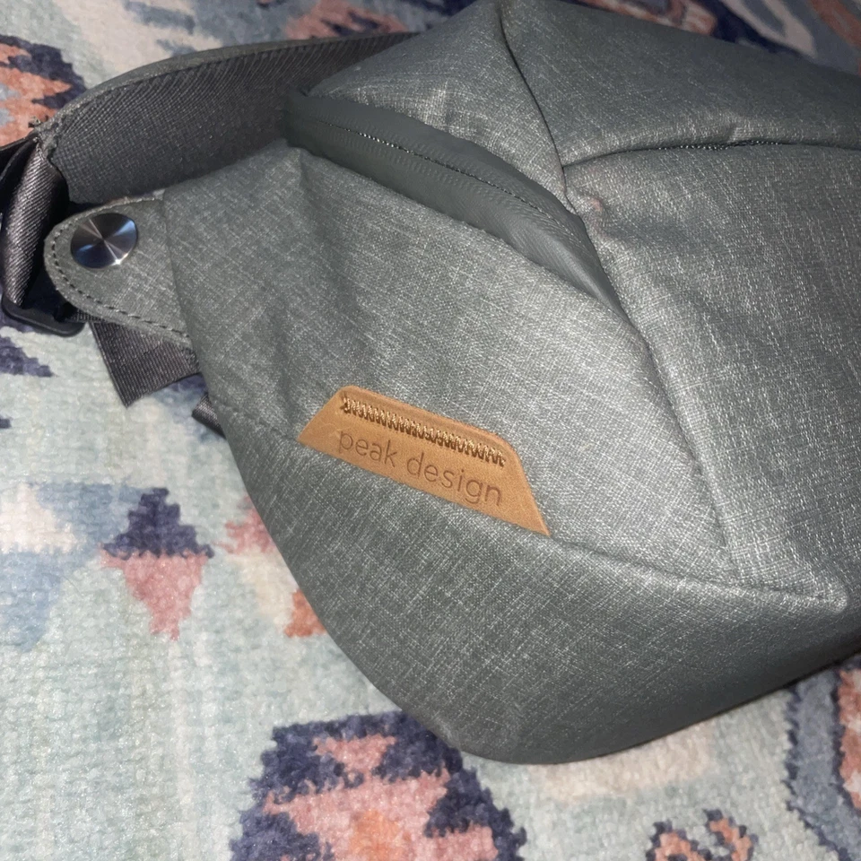 Peak Design Everyday Sling 5L Camera Bag Green DUSTY SAGE GREEN (VG) - Image 2 of 4
