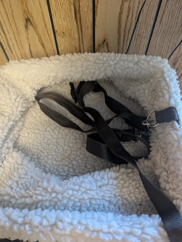 Asiento elevador para mascotas Solvit Tagalong pequeño/mediano hasta 12 libras sujeción de viaje Foto 2 de 2