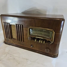 1940 Montgomery Wards Airline 04WG-568A Shortwave Broadcast 5 Tube Radio Wood