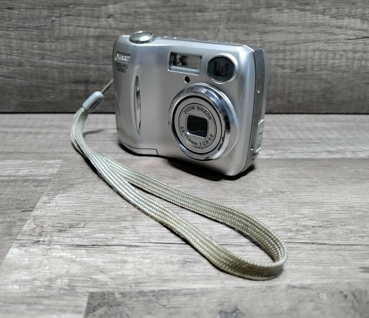 Nikon CoolPix E3200 3.2MP Compact Digital Camera Zoom Silver WORKS