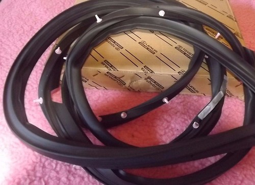 TOYOTA LANDCRUISER RUBBER DOOR SEAL FRONT LEFT LANDCRUISER 80 NEW GENUINE - Picture 2 of 2