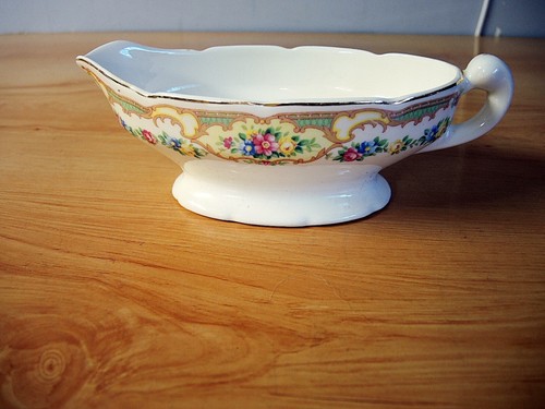 VINTAGE MOUNT CLEMENS IN MICHIGAN FLORAL GRAVY BOAT - MILDRED PATTERN - Picture 5 of 9