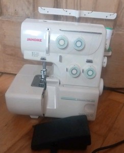 Janome Overlockmaschine Differentialvorschub SMD 222D. Mit Fußpedal.