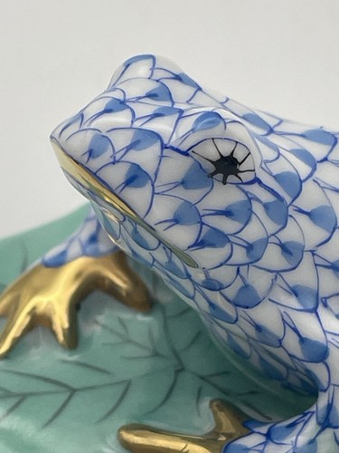 Herend Hungary Hand Painted Porcelain Frog Blue Fishnet On Green Lily Pad #5355 - Picture 12 of 17
