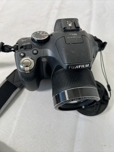 Fujifilm FinePix SL300 14.0MP With Strap - Picture 2 of 6