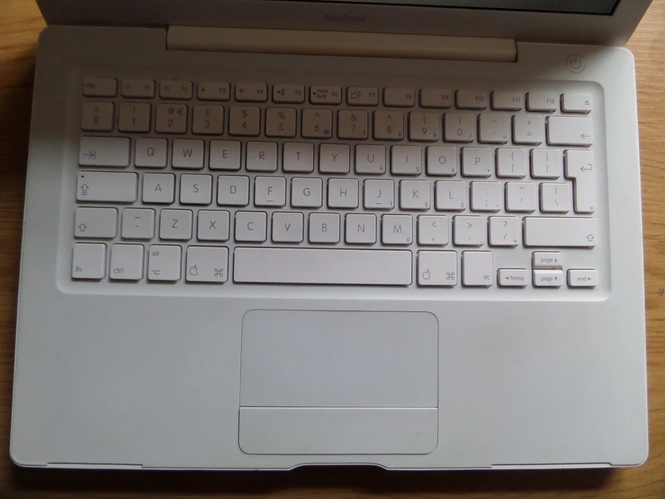 Apple MacBook 1,1 A1181 13.3" 2Gb Ram Core Duo 1.83ghz MA254LL EMC2092 May 2006 - Image 3 of 4