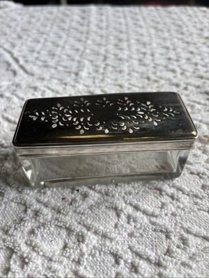 kleine Schmuckschatulle aus Glas mit silberfarbenem durchbohrtem Deckel