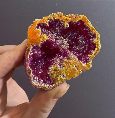 Aura Geode Geschenkbox: Strahlender Regenbogenkristall, magisches Andenken