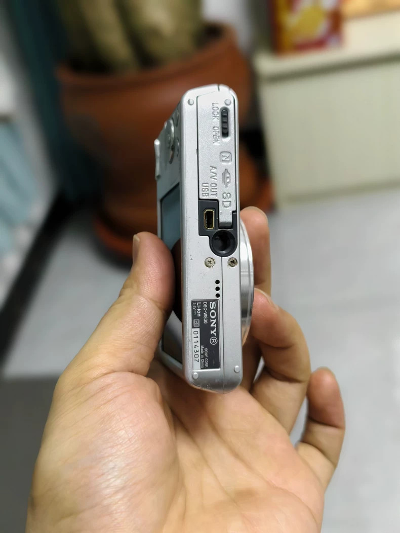 Sony DSC-W830 Cyber-shot Optical Zoom 8x 25-200mm Compact Digital
