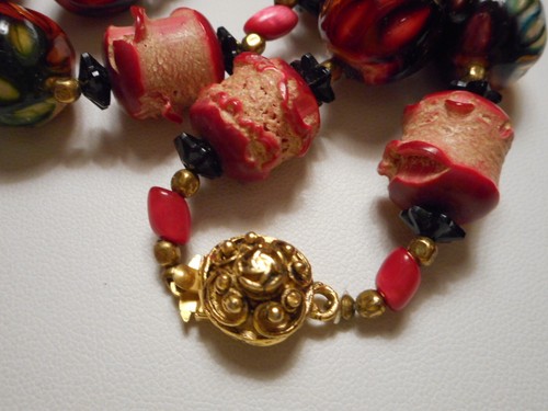 1960s Original by Robert Faux Sponge Coral & Mod Embossed Bead Necklace 26" - Picture 5 of 10