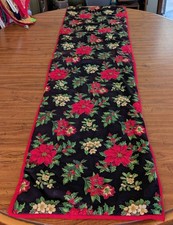 Christmas Quilted Poinsettia Table Runner D3