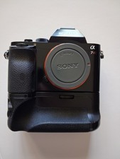 Sony A7r Full Frame Mirrorless Camera. Come With A Battery Grip And 4 Batteries