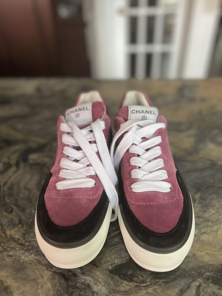 $1250 CHANEL LOW TOP LACE UP SNEAKERS sz 40 / 10 WORN ONCE $1250 CHANEL LOW TOP LACE UP SNEAKERS sz 40 / 10 WORN ONCE
