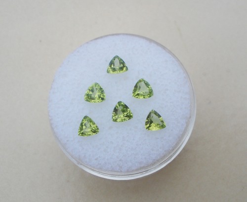 6 Peridot Trillion Loose Gems 4mm each - Picture 5 of 5