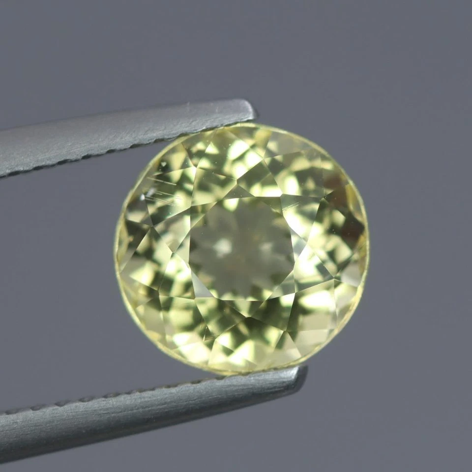 3.12 Cts Round shaped Green SCAPOLITE Gemstone From Madagascar - Image 2 of 3