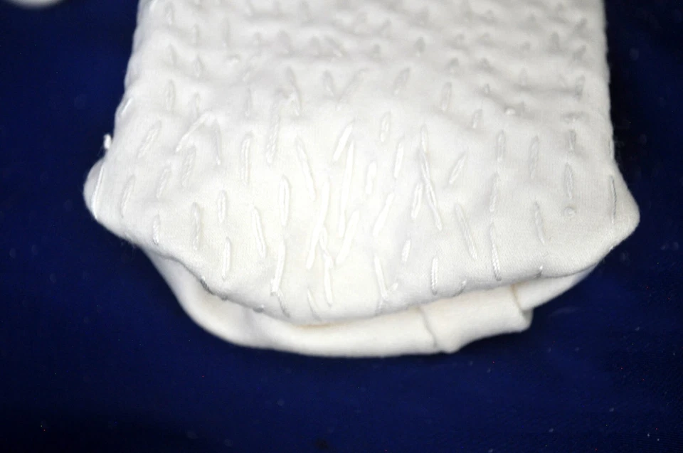 3 PARES GUANTES SEÑORA AÑOS 50 DE COLECCIÓN, BLANCOS, 2 TIENEN CUENTAS, TODAS LAS TALLAS PEQUEÑAS, 6,5 A 7 Foto 4 de 4