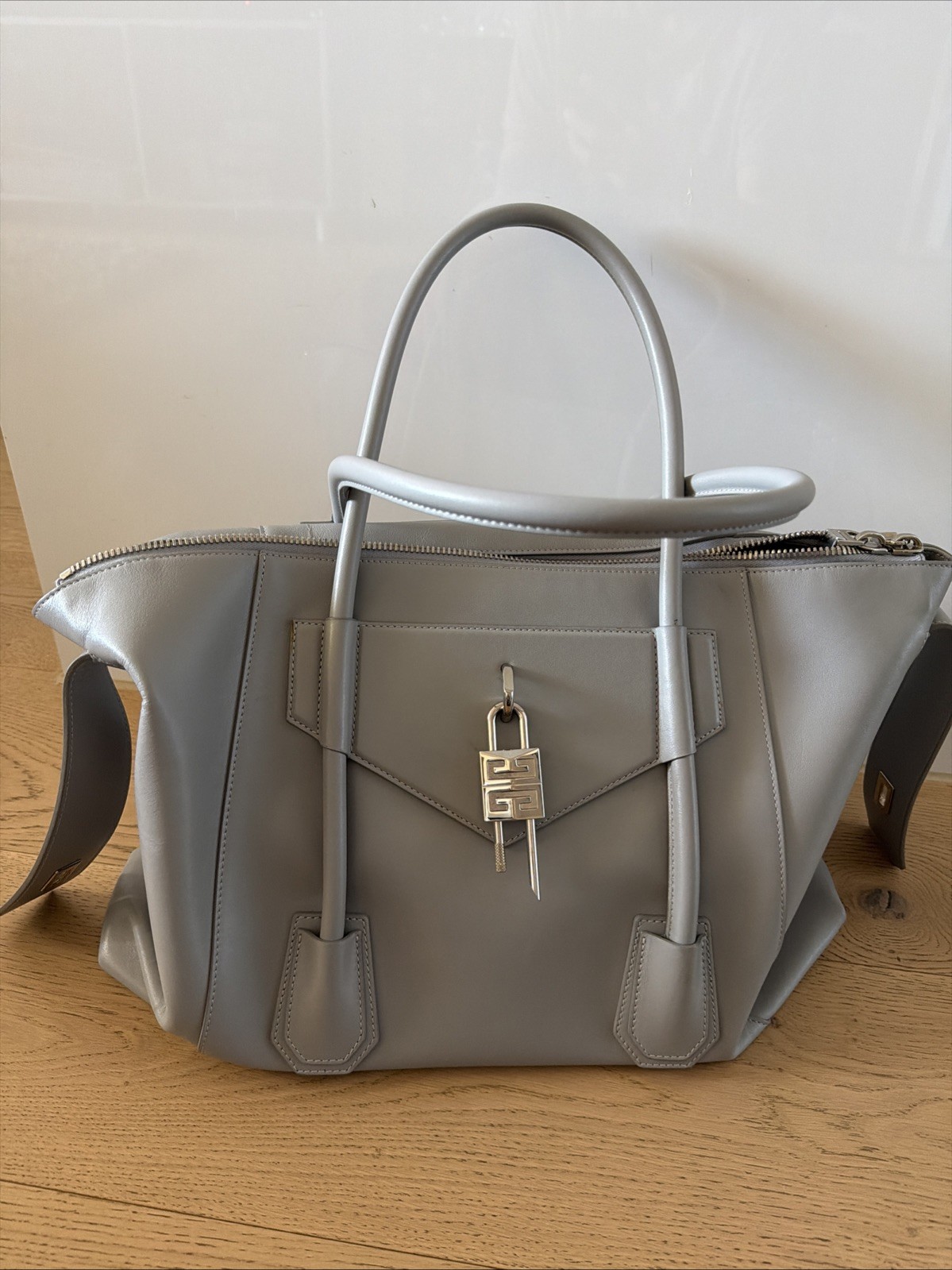 Givenchy Soft Antigona Medium in Pearl Grey image 3